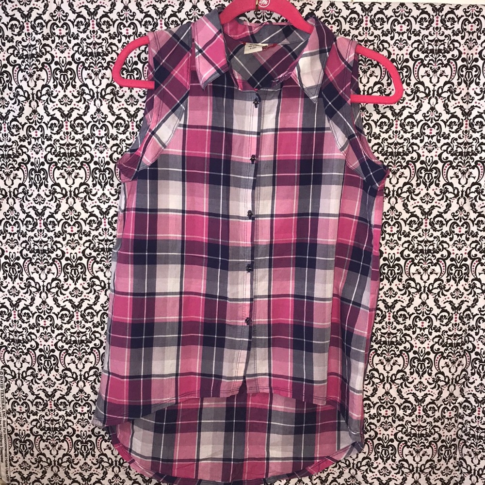 🌸🌸 Sleeveless button up top 🌺🌺